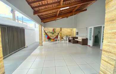 Imagem: A casa possui 3 Dormitórios, 2 Banheiros, 2 Vagas na garagem