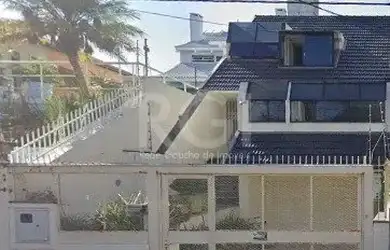 Imagem: A casa possui 4 Dormitórios, 3 Banheiros, 48m² de Área e