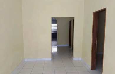 Imagem: A casa possui 5 Dormitórios, 3 Banheiros, 400m² de Área e