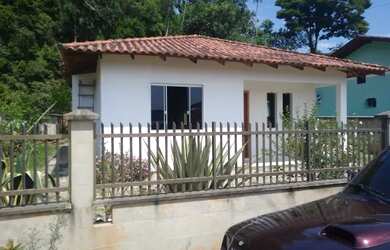 Imagem: A casa possui 3 Dormitórios, 1 Banheiro, 1 Vaga na garagem