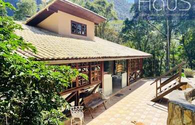 Imagem: A casa possui 3 Dormitórios, 4 Banheiros, 5 Vagas na garagem