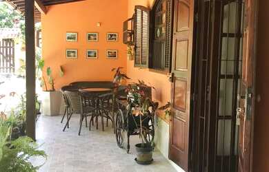 Imagem: A casa possui 2 Dormitórios, 3 Banheiros, 5 Vagas na garagem