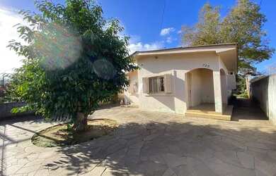 Imagem: A casa possui 3 Dormitórios, 1 Banheiro, 2 Vagas na garagem