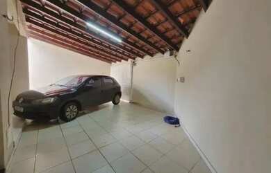 Imagem: A casa possui 3 Dormitórios, 2 Banheiros, 2 Vagas na garagem