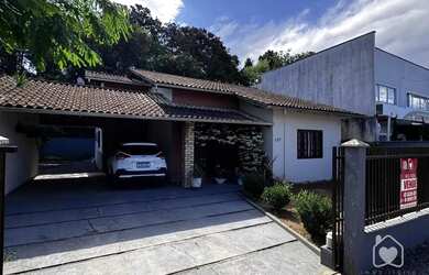 Imagem: A casa possui 3 Dormitórios, 2 Banheiros, 2 Vagas na garagem