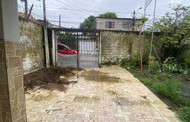 Imagem: A casa possui 4 Dormitórios, 2 Banheiros, 2 Vagas na garagem