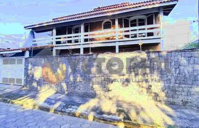 Imagem: A casa possui 4 Dormitórios, 5 Banheiros, 3 Vagas na garagem