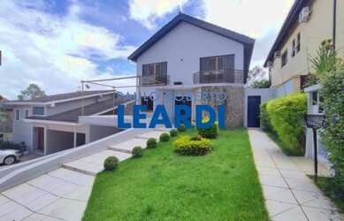 Imagem: A casa em condomínio possui 4 Dormitórios, 5 Banheiros, 4