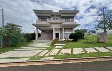 Imagem: A casa em condomínio possui 4 Dormitórios, 4 Banheiros, 2