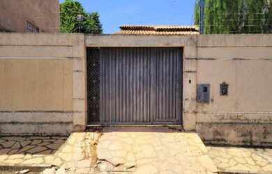 Imagem: A casa possui 4 Dormitórios, 3 Banheiros, 2 Vagas na garagem