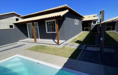 Imagem: A casa possui 2 Dormitórios, 2 Banheiros, 2 Vagas na garagem