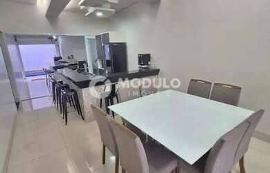 Imagem: A casa possui 3 Dormitórios, 3 Banheiros, 2 Vagas na garagem