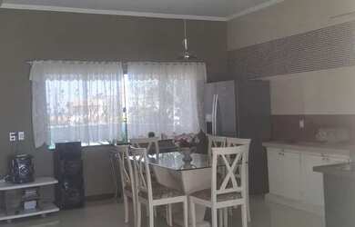 Imagem 2: Casa de veraneio. Churrasqueira, Acomodam 12 pessoas, 4 Vagas na garageme4...