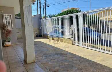 Imagem: A casa possui 4 Dormitórios, 3 Banheiros, 4 Vagas na garagem