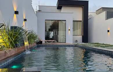 Imagem: A casa possui 2 Dormitórios, Acomodam 8 pessoas, 4 Vagas na