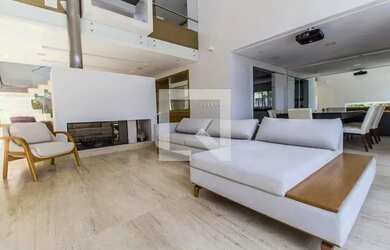 Imagem: A casa possui 4 Dormitórios, 5 Banheiros, 4 Vagas na garagem