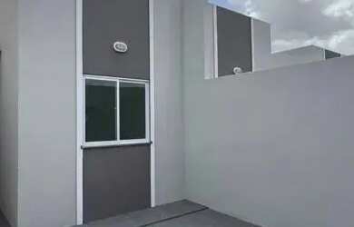 Imagem: A casa possui 2 Dormitórios, 2 Banheiros, 2 Vagas na garagem