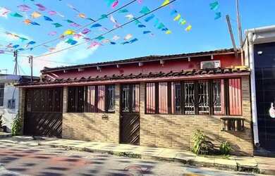 Imagem: A casa possui 3 Dormitórios, 2 Banheiros, 2 Vagas na garagem