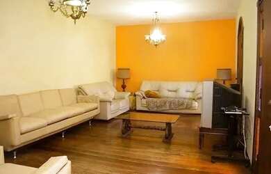 Imagem: A casa possui 4 Dormitórios, 5 Banheiros, 5 Vagas na garagem