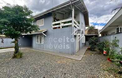 Imagem: A casa possui 3 Dormitórios, 3 Banheiros, 3 Vagas na garagem