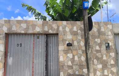 Imagem: A casa possui 3 Dormitórios, 2 Banheiros, 1 Vaga na garagem