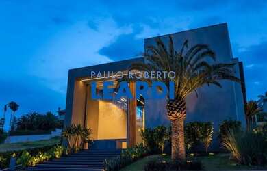 Imagem: A casa em condomínio possui 5 Dormitórios, 5 Banheiros, 5