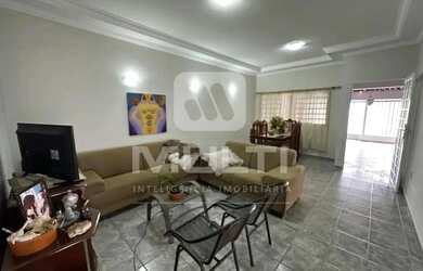 Imagem: A casa possui 3 Dormitórios, 3 Banheiros, 2 Vagas na garagem