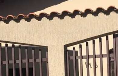 Imagem: A casa possui 2 Dormitórios, 1 Banheiro, 2 Vagas na garagem