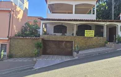 Imagem: A casa possui 3 Dormitórios, 2 Banheiros, 4 Vagas na garagem