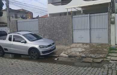 Imagem: A casa para alugar possui 5 Dormitórios, 3 Banheiros, 2 Vagas