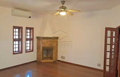 Imagem: A casa possui 3 Dormitórios, 3 Banheiros, 2 Vagas na garagem