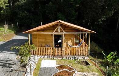 Imagem: A pousada chalé possui 1 Dormitório, Acomodam 2 pessoas, 1