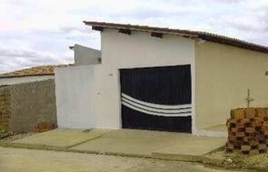 Imagem: A casa possui 3 Dormitórios, 1 Banheiro, 2 Vagas na garagem