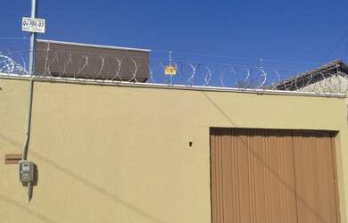 Imagem: A casa possui 3 Dormitórios, 2 Banheiros, 3 Vagas na garagem