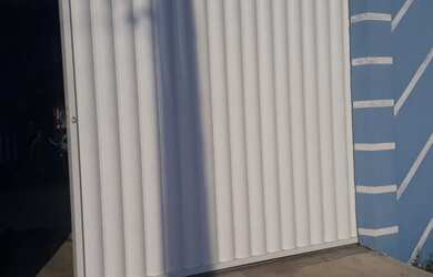 Imagem: A casa possui 2 Dormitórios, 2 Banheiros, 1 Vaga na garagem