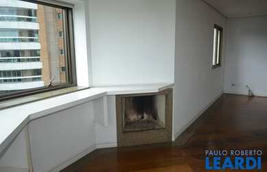 Imagem: O apartamento possui 4 Dormitórios, 5 Banheiros, 2 Vagas na