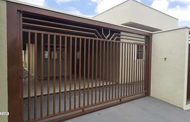 Imagem: A casa possui 3 Dormitórios, 2 Banheiros, 2 Vagas na garagem