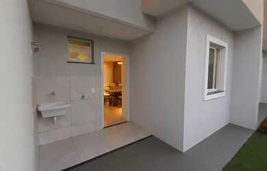 Imagem: A casa possui 3 Dormitórios, 2 Banheiros, 2 Vagas na garagem