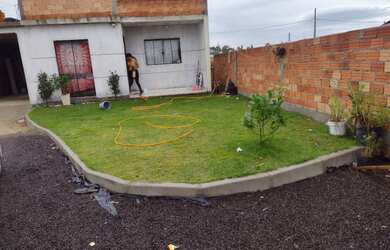 Imagem: A casa possui 3 Dormitórios, 2 Banheiros, 2 Vagas na garagem