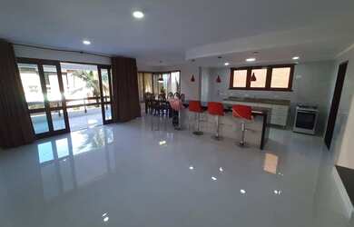 Imagem: A casa em condomínio possui 5 Dormitórios, 4 Banheiros, 4