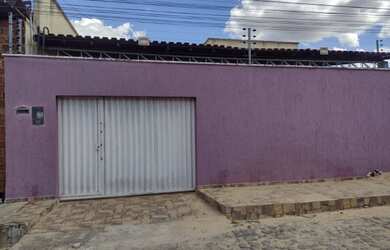 Imagem: A casa possui 2 Dormitórios, 1 Banheiro, 4 Vagas na garagem