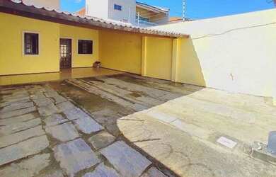 Imagem: A casa possui 3 Dormitórios, 2 Banheiros, 2 Vagas na garagem