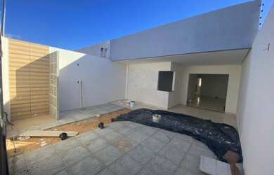 Imagem: A casa possui 3 Dormitórios, 2 Banheiros, 1 Vaga na garagem