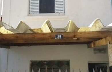 Imagem: A casa possui 2 Dormitórios, 2 Banheiros, 2 Vagas na garagem