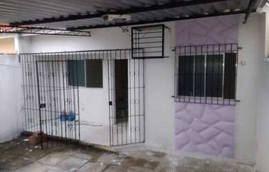 Imagem: A casa possui 2 Dormitórios, 1 Banheiro, 2 Vagas na garagem