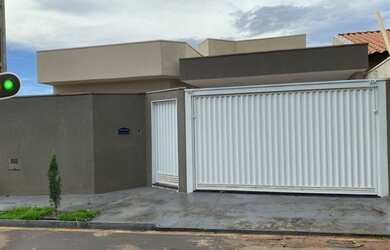 Imagem: A casa possui 3 Dormitórios, 1 Banheiro, 2 Vagas na garagem