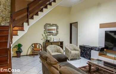 Imagem: A casa possui 3 Dormitórios, 2 Banheiros, 2 Vagas na garagem