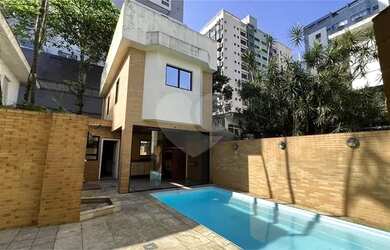 Imagem: A casa possui 4 Dormitórios, 5 Banheiros, 5 Vagas na garagem