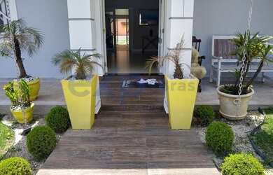 Imagem: A casa possui 5 Dormitórios, 5 Banheiros, 4 Vagas na garagem