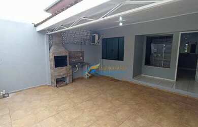 Imagem: A casa possui 2 Dormitórios, 1 Banheiro, 2 Vagas na garagem